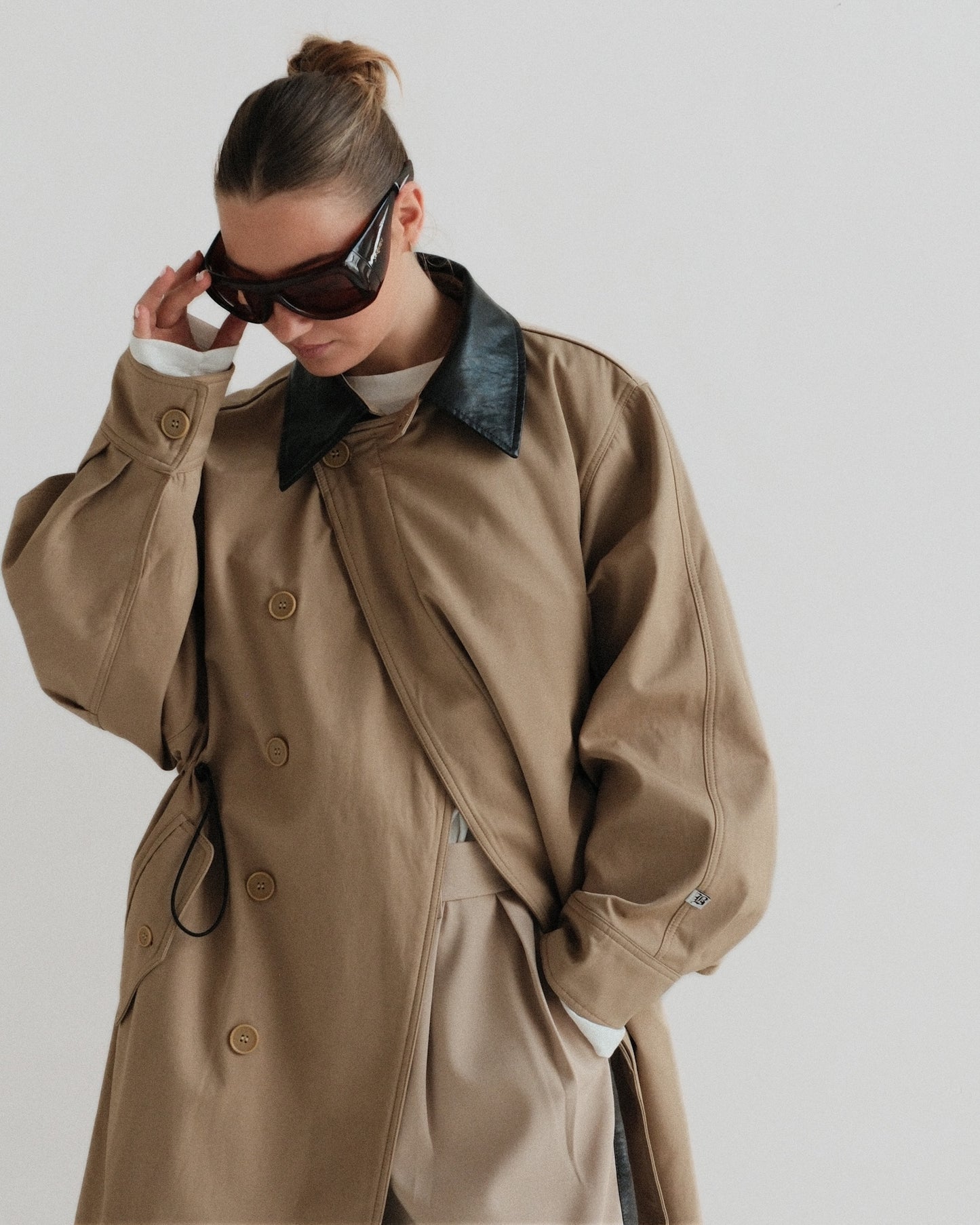 Beige Leather Trenchcoat (v)